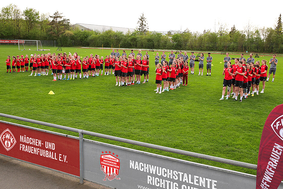 Die Spielerinnen und Trainerinnen des Nachwuchsförderzentrums für Juniorinnen