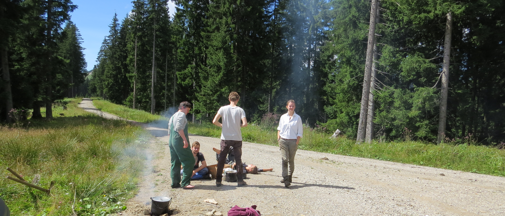 Mittagspause während einer Bergwaldprojektwoche. Foto: Lehrstuhl für Systematische Bildungswissenschaft