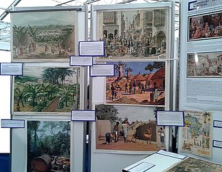 Ausstellungswand der Afrika-Ausstellung mit verschiedenen Bildern