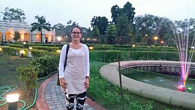 Studentin auf dem Campus der Delhi Universität