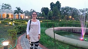 Studentin auf dem Campus der Delhi Universität