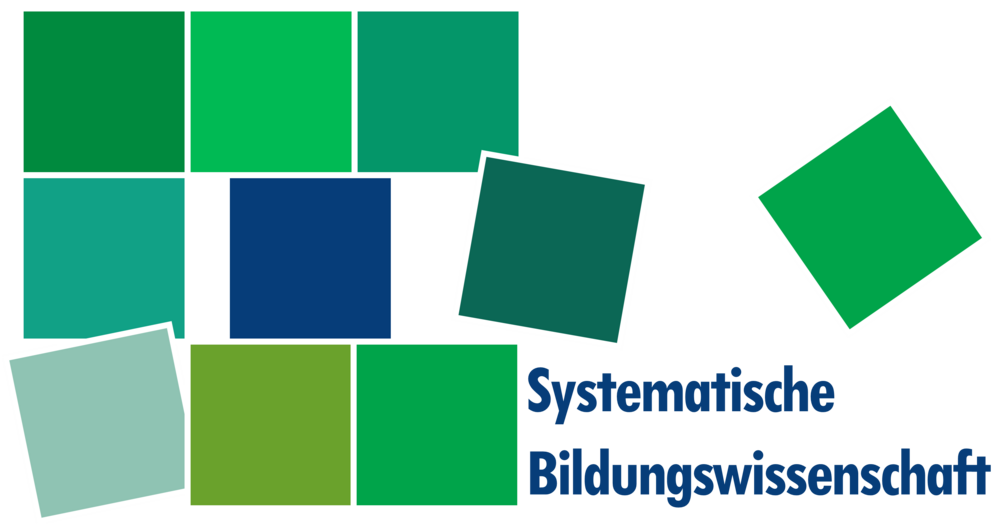 Das Logo des Lehrstuhls für Systematische Bildungswissenschaft zeigt 7 Quadrate in Grüntönen, die sich um ein Quadrat in JMU-Blau ansiedeln. weitere zwei Quadrate "purzeln" zu den bestehenden hinzu. Es symbolisiert das Bemühen um Systematik, aber auch die Uneinlösbarkeit allgemeinverbindlicher Systeme.  