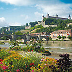 Die Festung Marienberg in Würzburg vom Mainufer aus gesehen. Foto: Stadt Würzburg, 2007