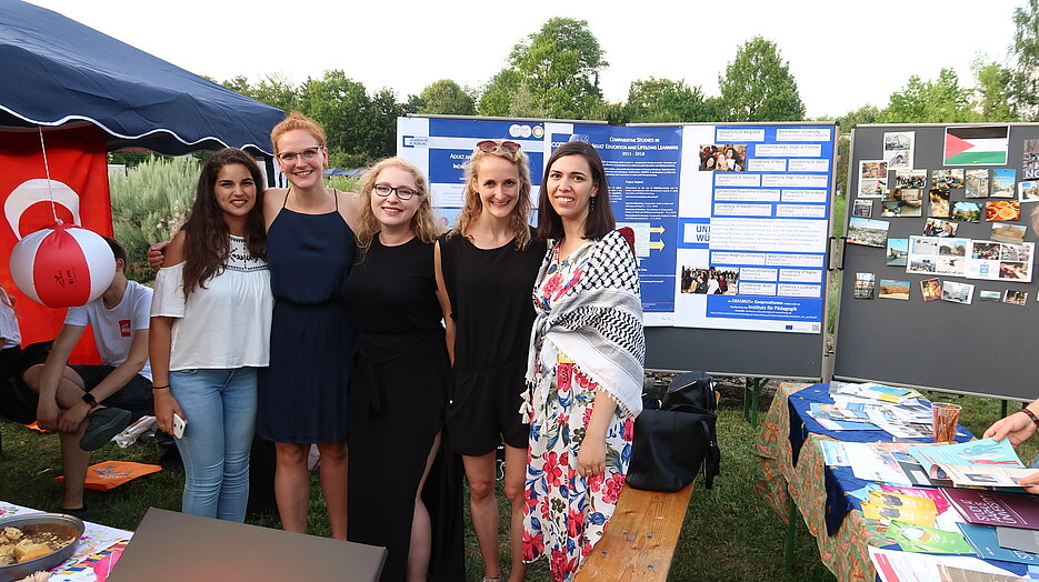 Internationale Studierende und Mitarbeitende am Stand der Professur für Erwachsenenbildung/ Weiterbildung